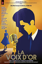 Axe 1 – Approche dramaturgique et matière documentaire
• Lecture et analyse du podcast
• Identification des lignes de mémoire à l’œuvre
• Repérage des figures, situations et tensions adaptables au plateau
• Définition d’un cadre de jeu commun
Axe 2 – Mémoire et acteur
• Travail sur la mémoire du texte et de la parole
• Activation de la mémoire corporelle
• Exercices de mémoire sensorielle (objets, odeurs, stimuli précis)
• Observation des effets de la mémoire sur le rythme, la posture et la voix
Axe 3 – Improvisation et adaptation
• Improvisations dirigées à partir des scènes du podcast
• Adaptation progressive à la distribution des stagiaires
• Circulation du rôle de l’enquêtrice
• Structuration des scènes issues de l’improvisation
Axe 4 – Composition scénique
• Sélection et assemblage des scènes
• Travail de continuité dramaturgique
• Ajustement du rapport au public
• Stabilisation d’une forme d’environ quarante minutes
Axe 5 – Présent du jeu et transmission
• Reprise des scènes dans une logique de jeu au présent
• Précision des actions et des enjeux
• Travail sur la présence partagée avec le public
• Mise en cohérence de la forme finale