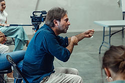 Phase 1 - Exploration documentaire
Lecture et travail à partir de témoignages contemporains : interviews, reportages, textes de guerre. Premiers exercices de jeu et improvisations à partir de ces matériaux.

Phase 2 - Construction du personnage
Passage du matériau documentaire au travail de personnage. Approche des figures d'Ulysse, Pénélope et des figures qui les entourent. Improvisations guidées à partir de situations mythologiques et documentaires mises en regard.

Phase 3 - Confrontation au texte
Travail sur des scènes partiellement écrites de la pièce Ulysse & Pénélope. Improvisations à partir du texte.
Tout au long de la semaine, les différentes dimensions de l'exil sont explorées successivement : géographique, intime, conjugal et langagier.