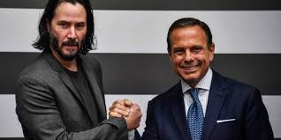 Keanu Reeves para centro de São Paulo