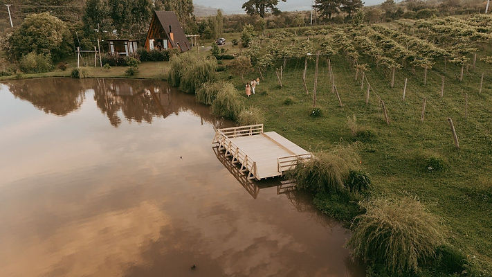 Deck sobre o lago nas Cabanas Doce Recanto