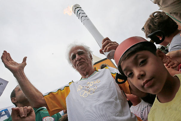 Meninos e Homens feitos se vestiram de Menino Maluquinho em homenagem ao Ziraldo