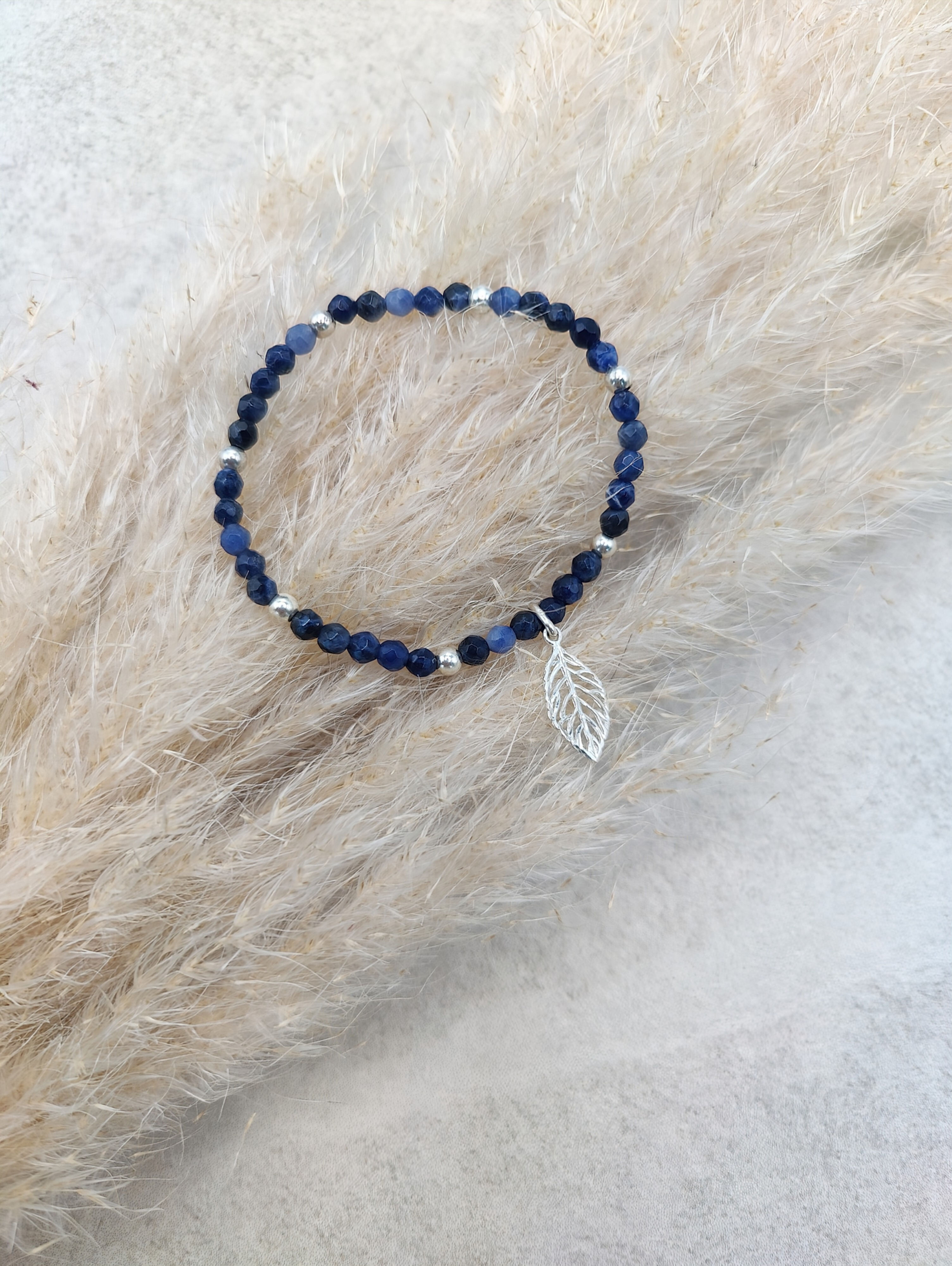 Svea | Sodalith Armband mit Blatt Anhänger