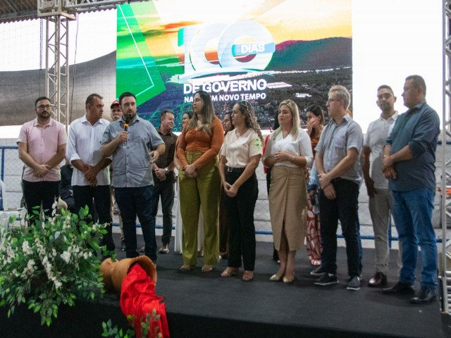 Cerimônia na quadra da Escola Padre Abílio apresentou resultados das primeiras ações e anunciou novos investimentos para o município.