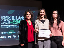 Ana Carrino, traductora e intérprete, entrega premio de traducción de carpeta de proyecto al inglés Subtexto durante en FINCA 2026 en CABA - Buenos Aires. Ana Carrino, a translator and interpreter, presents the Subtexto English Translation Award for a project pitch deck during FINCA 2026 in CABA—Buenos Aires