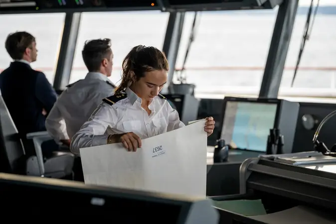élève officer en train de ranger des cartes,, reportage métier