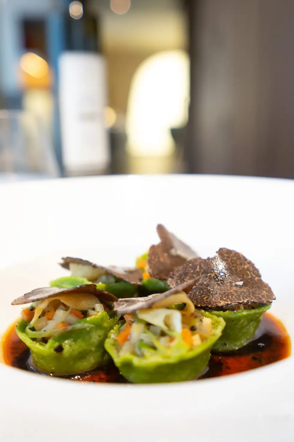 Détail assiette avant son service, reportage métier, paris