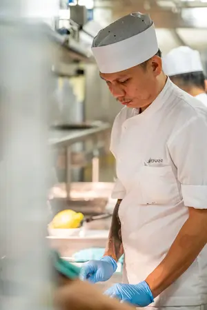 Cuisinier en train de faire des préparations en cuisine, reportage métier