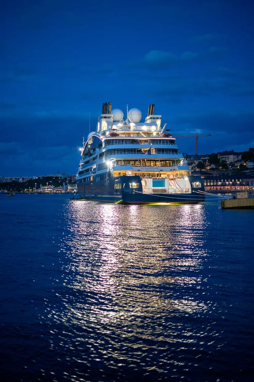 Le Champlain de nuit amarré en Norvége 