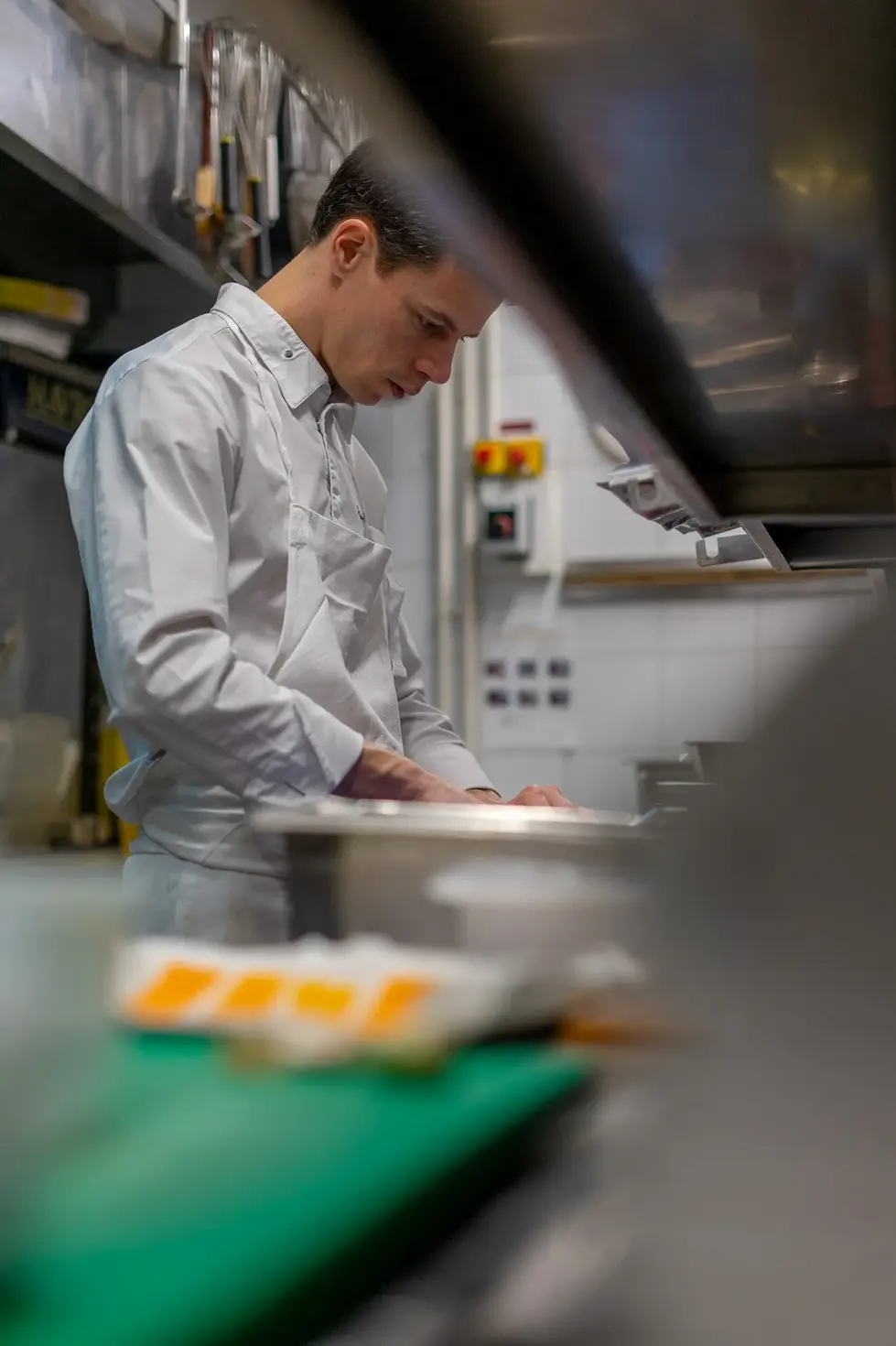 Second de cuisine prépare un plat, reportage métier paris