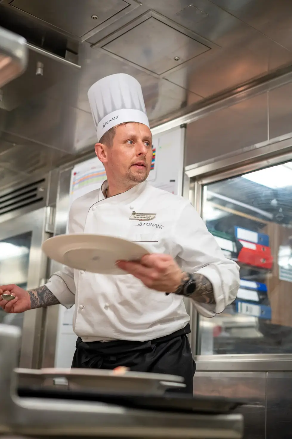 Chef de cuisine lance le service gastronomique en pleine navigation