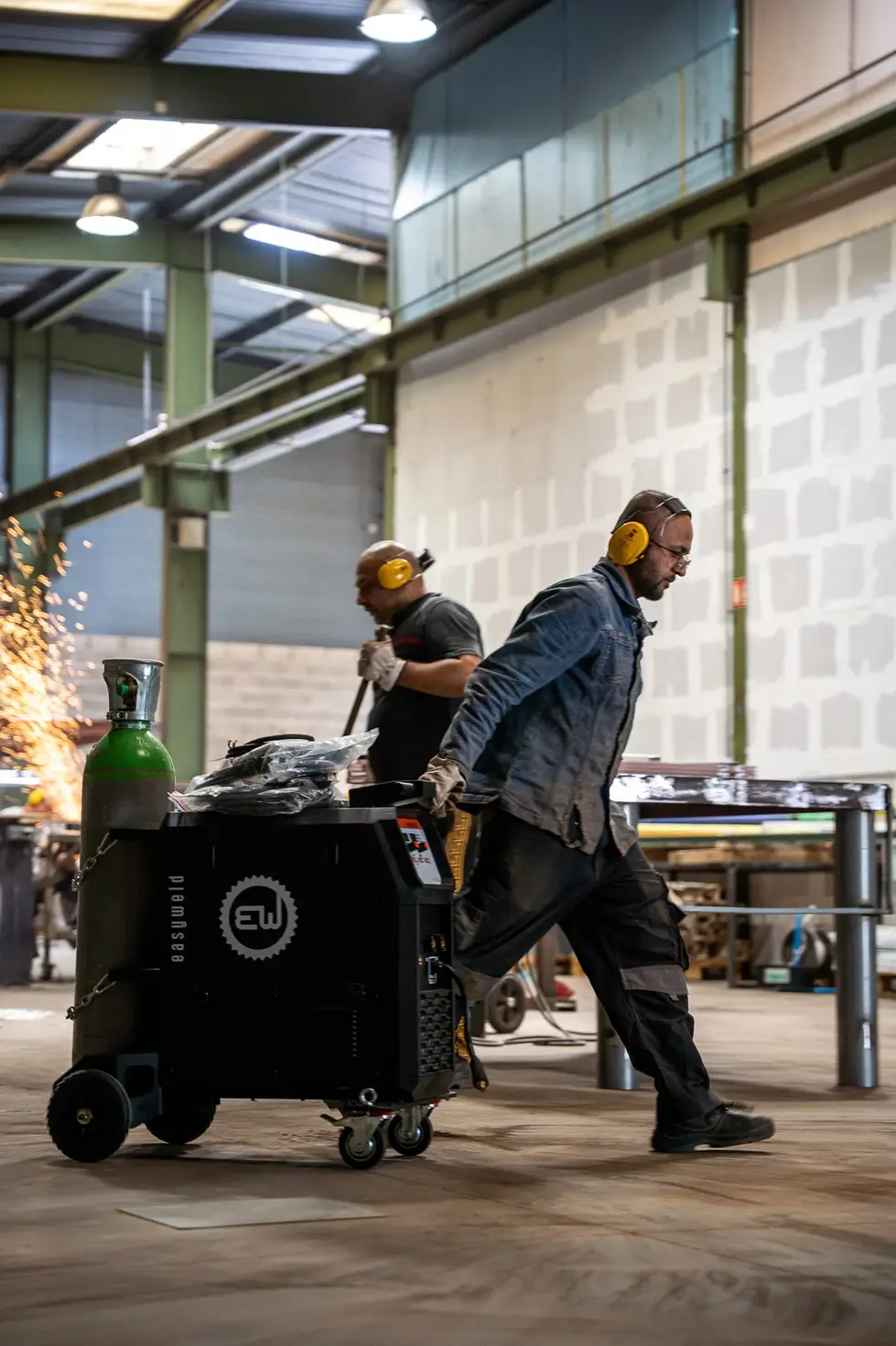 manutention par les ouvrier qualifié dans l'atelier