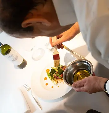 Geste précis d'un cuisinier lors d'un reportage métier photo à Paris