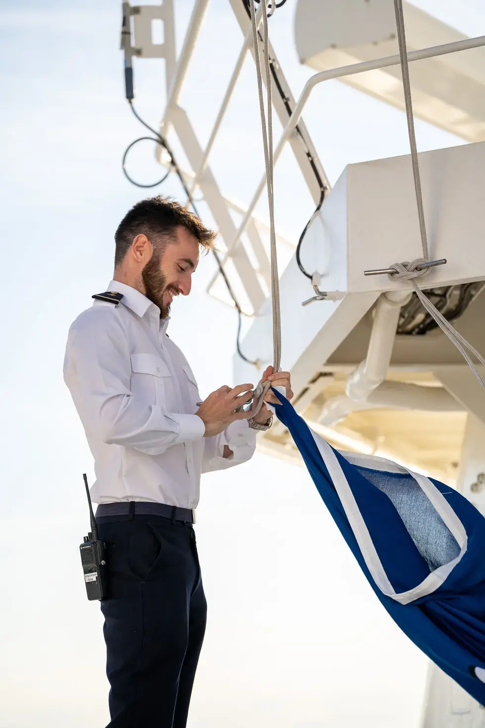 Officier changeant le pavillon dès le port quitté