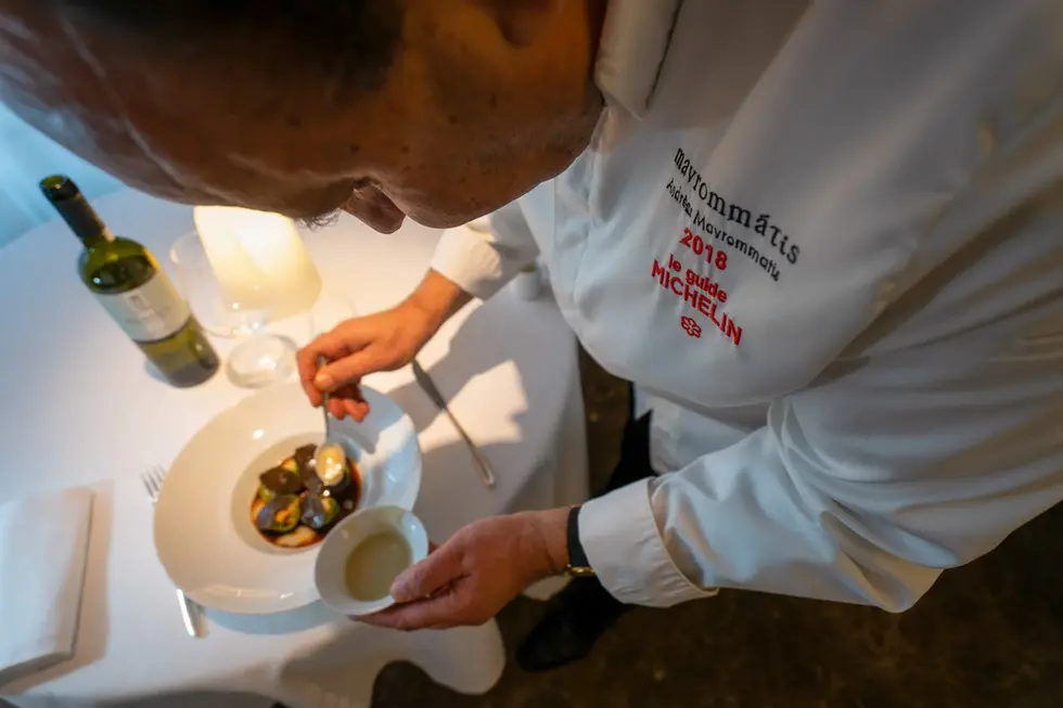 Chef de cuisine en train d'ajuster la présentation, reportage métier Paris
