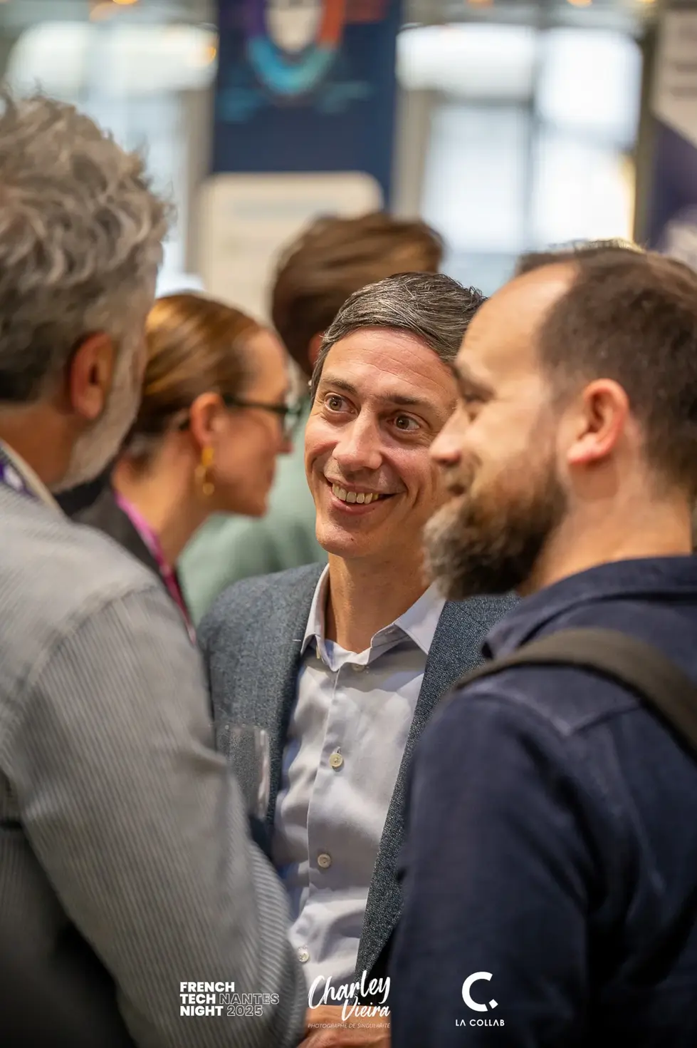 Échange entre participants pendant le cocktail, réseautage soirée corporate tech, reportage Nantes