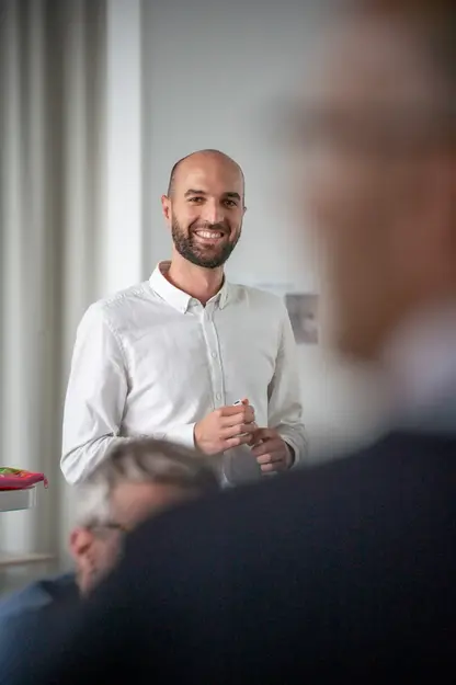 Portrait photo sur le vif professionnel coach en intervention