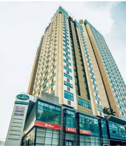 Lee Gardens is a prestigious mixed-use development by Daiichi Properties located at the corner of Shaw Boulevard and Lee Street, Addition Hills, Mandaluyong City. This iconic two-tower project comprises a 33-storey North Tower and a 23-storey South Tower, set above a generous 3,000 sqm commercial podium. It seamlessly integrates retail outlets, office spaces, and residential units (ranging from studios to 3-bedrooms), with key amenities including a swimming pool, gym, sauna, daycare center, helipad, landscaped gardens, function rooms, and roof-deck laundry and drying areas. Strategically positioned across from Wack Wack Golf Course, it offers scenic views and is surrounded by major hubs such as SM Megamall, Shangri-La Plaza, and the MRT Shaw Station, delivering a balanced live-work-play environment in Metro Manila’s dynamic cityscape