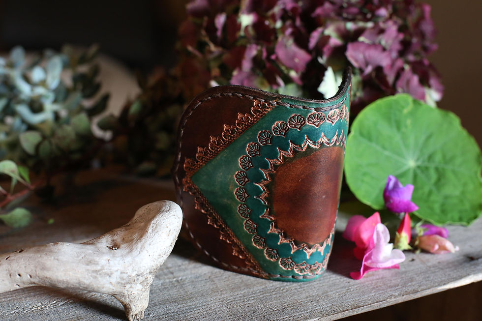 Thumbnail: Ivy Green Mandala porte monnaie | Handtooled | Handpainted | Beara Belts
