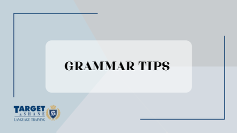 Napis Grammar Tips na niebiesko-szarym tle