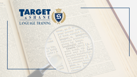 słownik języka angielskiego, lupa skierowana na słowo "learn"