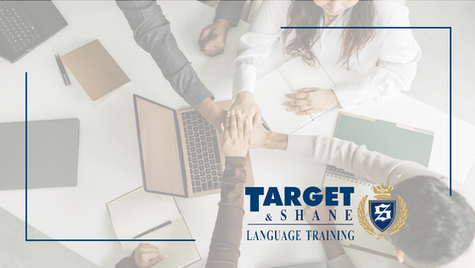 Stół, laptop, zespół w pracy