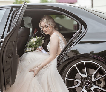 Novia entrando al carro el día de su boda