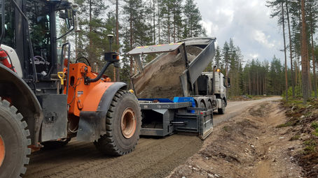 Työt jatkuvat koko tiestöllä