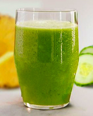 jugo-de-pina-pepino-apio-jengibre-y-limo