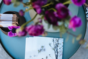 Violette Blumen, Visitenkarten, Tisch:  Stilvolle Bürodetails