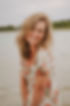 Das bin ich. Sandra Garcia. Deine Fotografin. Auf dem Bild bin ich zu sehen. Ich habe Blondes Schulterlanges Haar, ein breites Lächeln und Trage ein Blumenkleid. Im Hintergrund ist der Riemer See zu sehen.