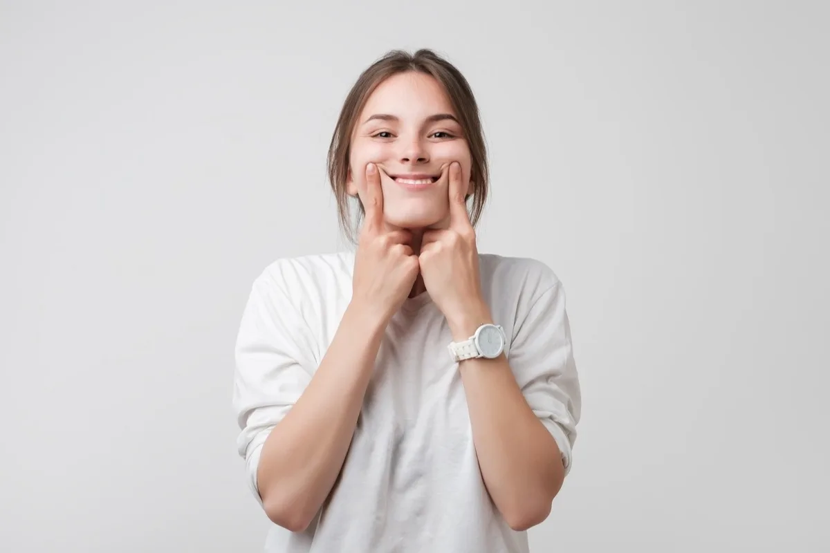 girl-pretending-to-laugh-fake-laugh.webp