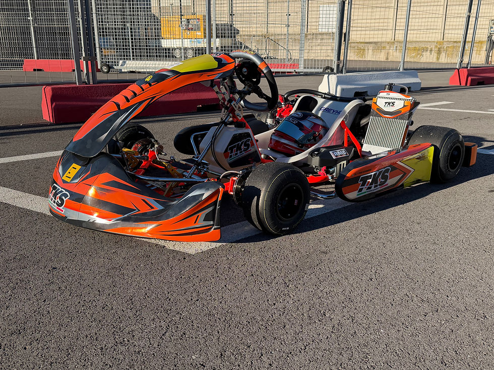 Go-kart arancione e nero su pista