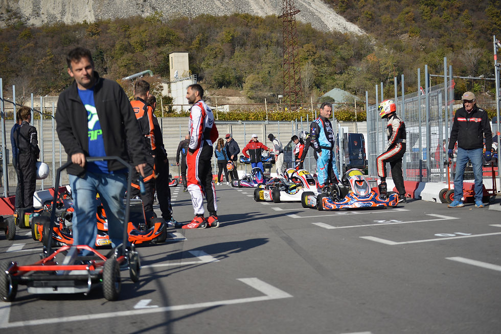 Piloti in tuta e go-kart sulla pista