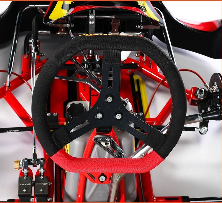 Volante e avantreno di un kart Maranello: sterzo e piantone da controllare su un kart usato
