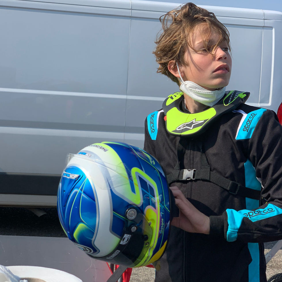 Giovane pilota tiene casco da corsa