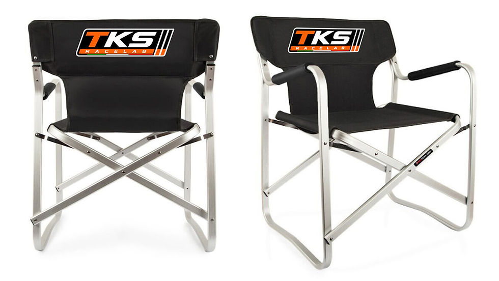 Sedia paddock pieghevole in alluminio personalizzata con logo TKS RaceLab, vista frontale e di tre quarti