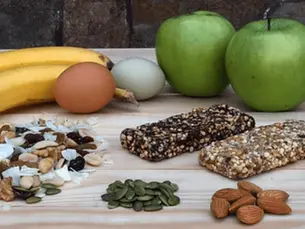 Os 5 alimentos que deves ter na mochila para um dia de caminhada