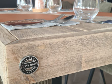 Table, bar et meubles en bois recyclé pour restaurant | Pays Bois