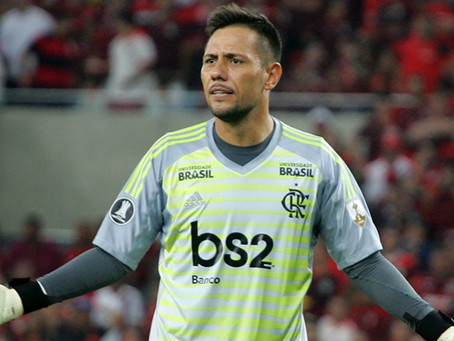Diego Alves volta a treinar com elenco antes de jogo contra o Vélez mas não é garantido no time