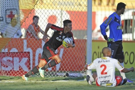 Em 2014, Nixxon fez os dois gols no empate por 2 x 2.jpg