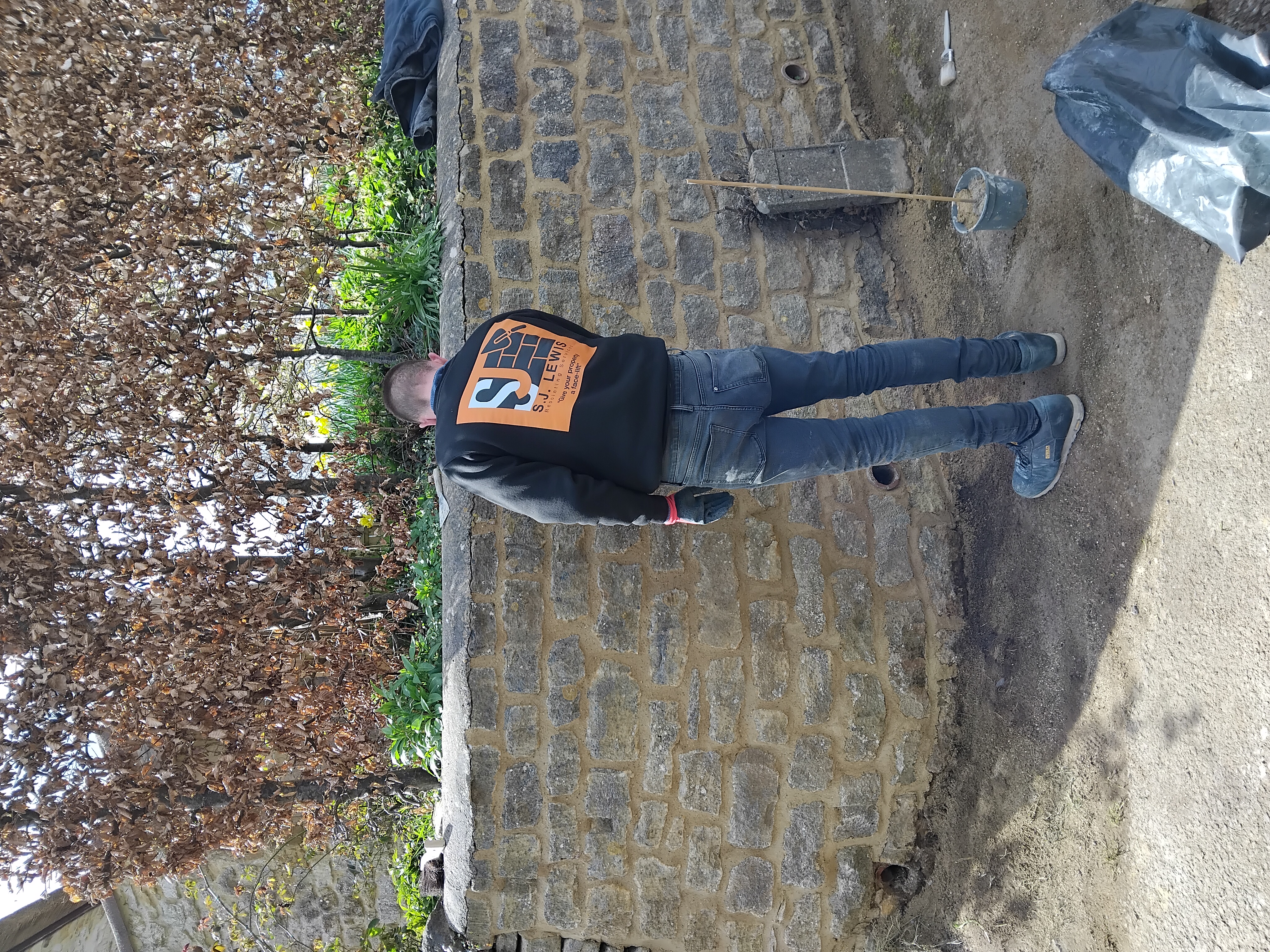 “Heritage repointing of a Banbury boundary wall using NHL2 lime mortar for breathable, conservation‑grade restoration”