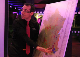 Sommelier animateur Emmanuel Manceau avec le Casino du vin  le Casino des délices et de la gourmandise. Animation séminaire d'entreprise avec le casino des vins, Casino des Délices et de la Gourmandise avec Wine Academy agence évènementielle d'animations œnologiques et gourmandes en Pays de la Loire, Bretagne, Normandie et Ile de France à Paris.