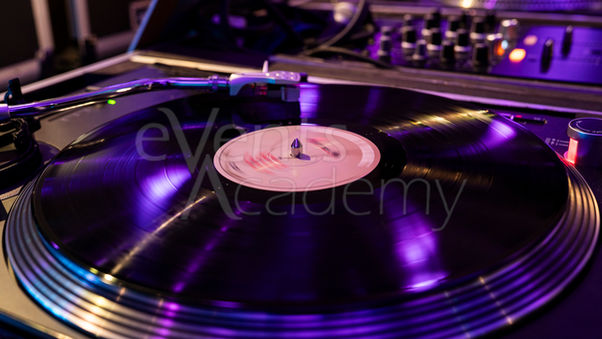 Animation Bar à Vinyles pour vin d'honneur avec Prestations Dj By Events Academy en Maine-et-Loire.