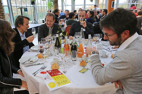 Animation oenologique lors d'un repas assis pour évènement d'entreprise à Angers animée par Wine Academy les animations oenologiques en Pays de la Loire.jpg