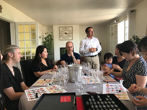 Animation team-building le Speed Tasting vin et gastronomie pour entreprise en séminaire en Maine et Loire à Angers.