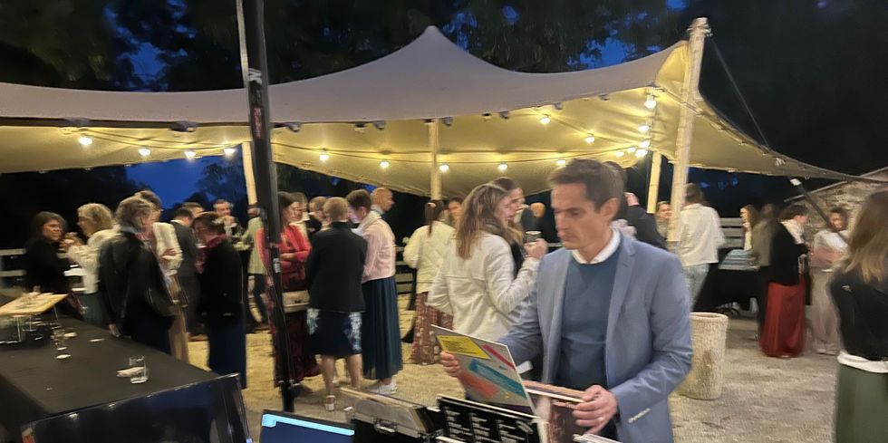 Sonorisation et Animation Bar à Vinyles pendant un cocktail ou vin d'honneur avec Prestations Dj By Events Academy en Maine-et-Loire à Angers et Cholet.