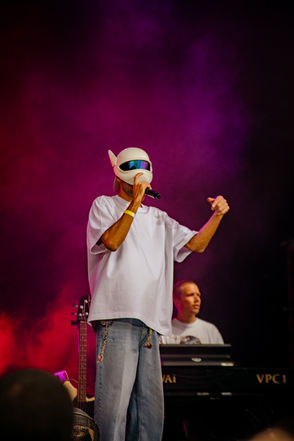 Cro auf der Bühne, Sänger, Rapper, Eventfotografie, Konzertfotografie, Festivalfotografie, Künstler, Band, Lichter, Moody, Lightshow, Open-Air Festival, Open Air Gampel, Schweiz, Gute Laune, Party