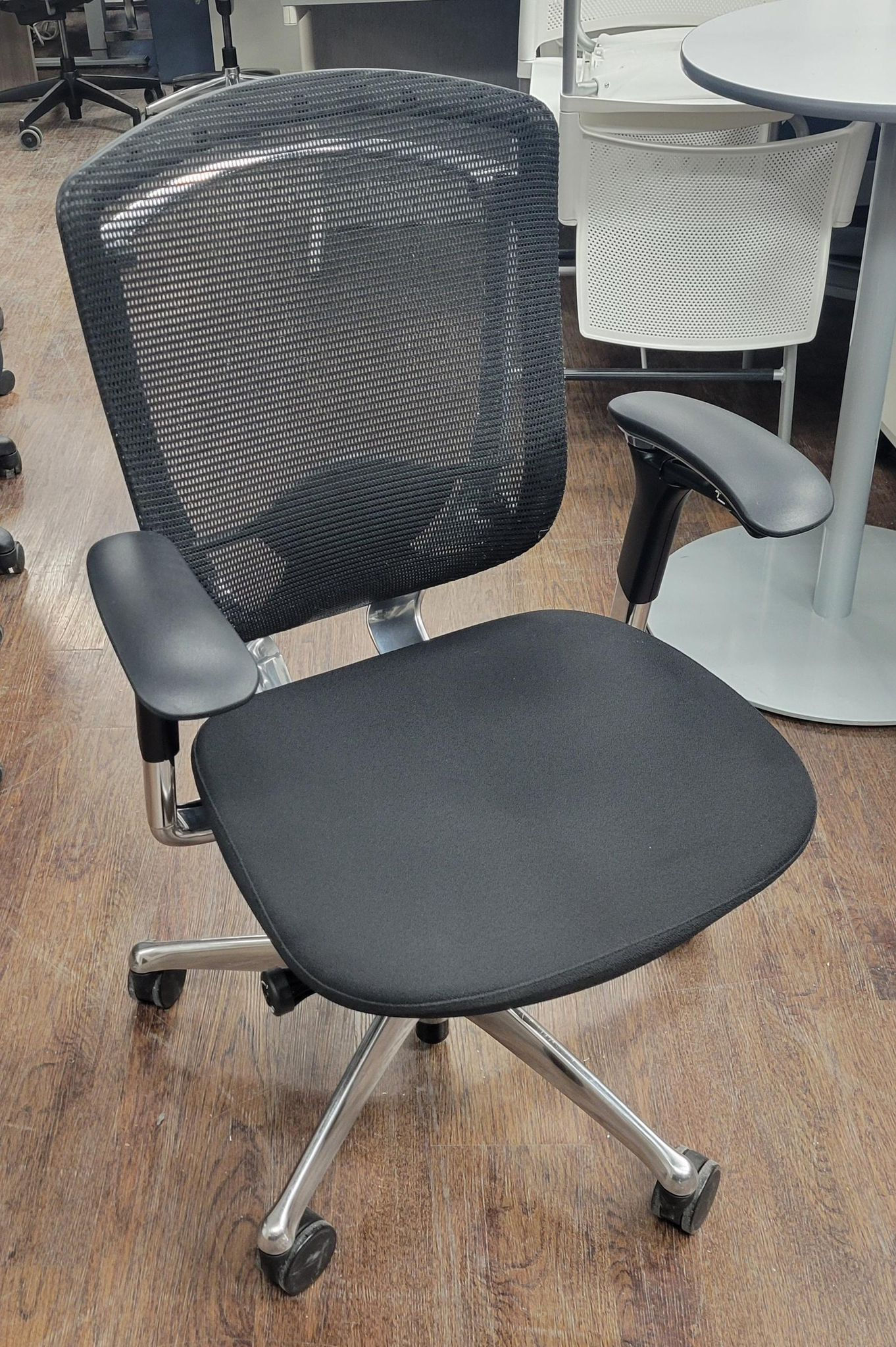 Teknion Nuova Contessa Ergonomic Chair – Premium Mesh Task Chair(40)