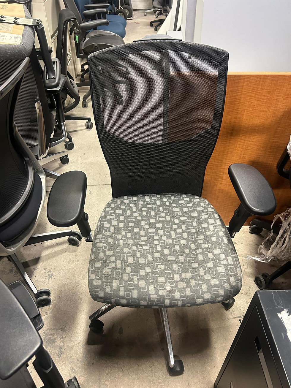 Used Mesh vs Fabric Office Chairs in Toronto & the GTA: Which Lasts Longer and Feels Better? (2026)