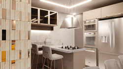 Cozinha em tons claros, com balcão, cooktop, bancos e torre quente.